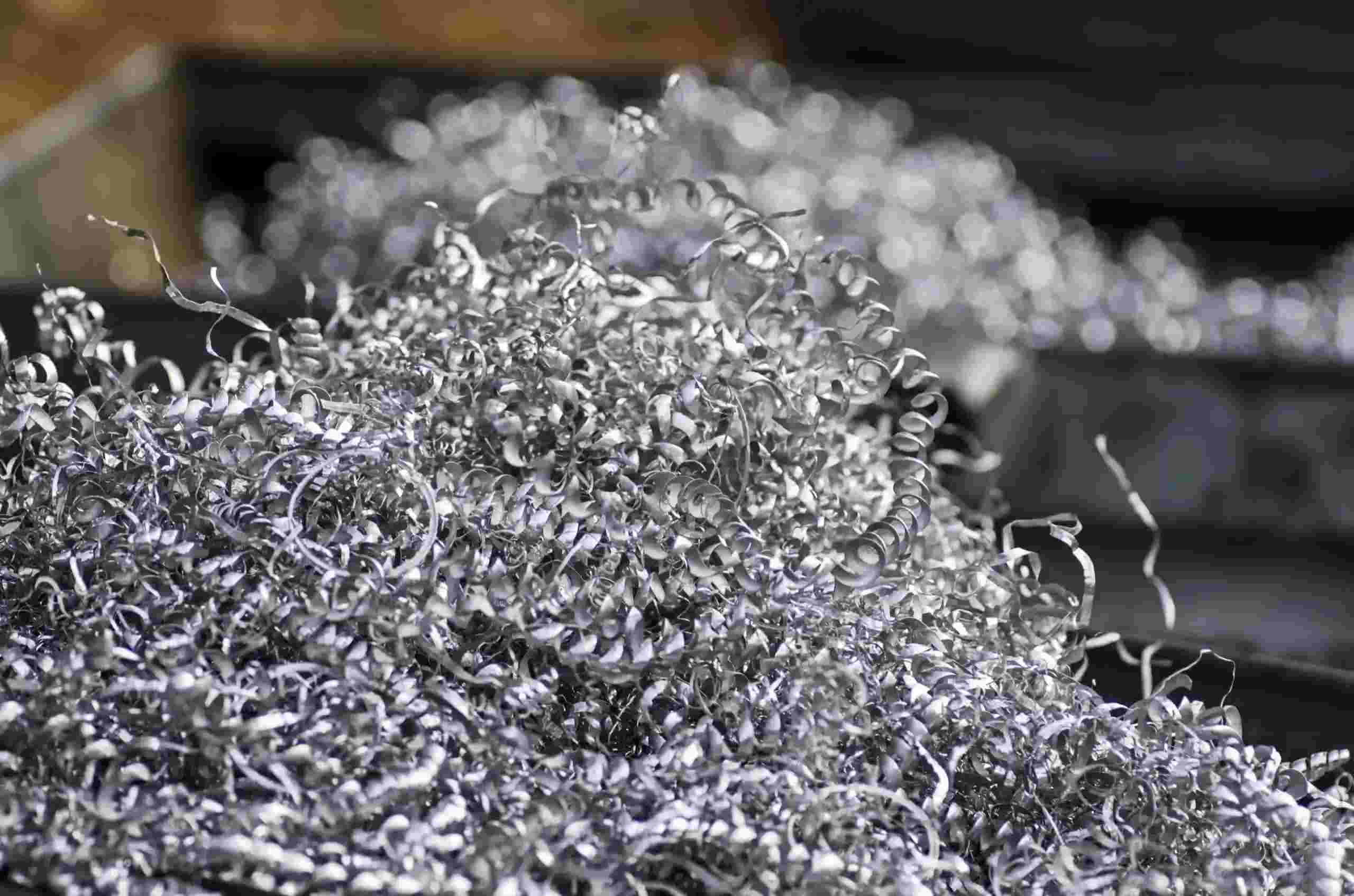 Nhôm là gì là kim loại nhẹ, bền, chống oxy hóa tốt, xuất hiện nhiều trong sản xuất và đời sống